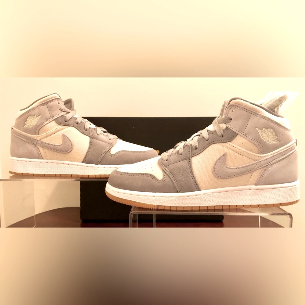 AIR JORDAN 1 MID SE “COCONUT MILK PARTICLE GREY” BRAND NEW GRADE SCHOOL SIZE 7Y